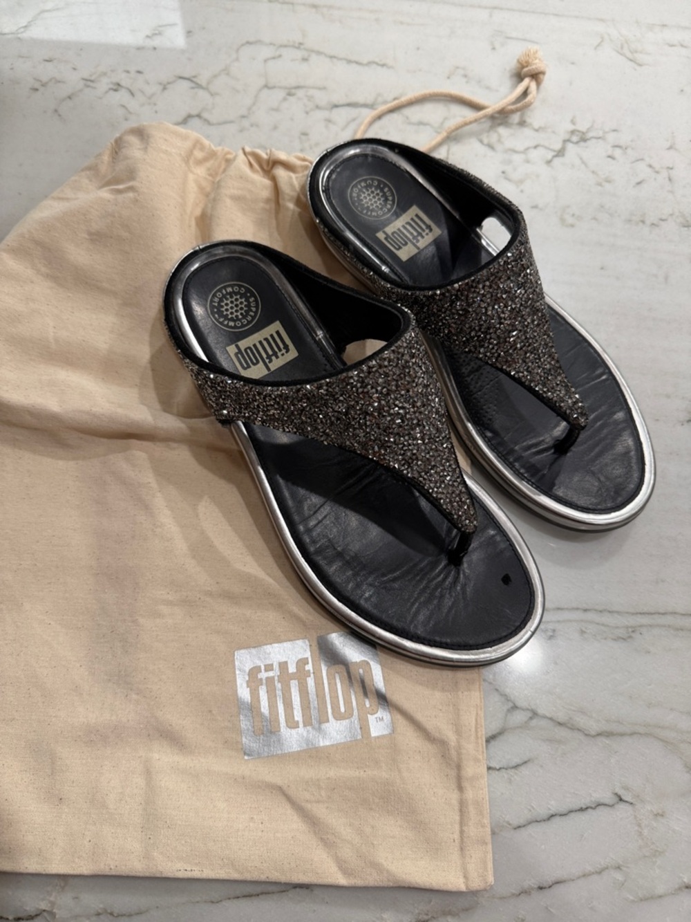 Fitflop Women's Pewter and Black Glitter T-Strap Sandals